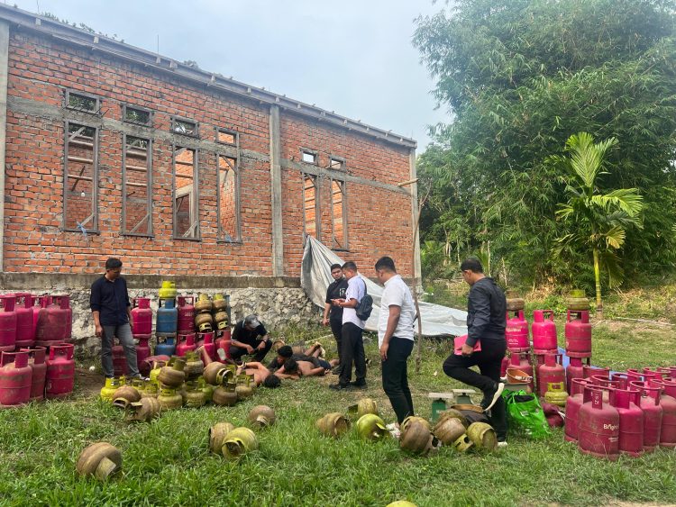 Tim Indagsi Ditreskrimsus Polda Jambi Gerebek Gudang Penyuntikan Gas Subsidi Ilegal, Ratusan Tabung Gas Diamankan