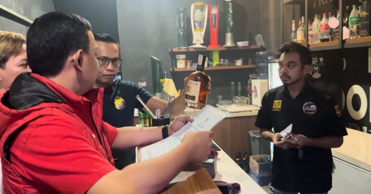 Tidak Sesuai Izin Edar, Sejumlah Botol Miras Di Cafe Dragon Diamankan Ke Polda Jambi