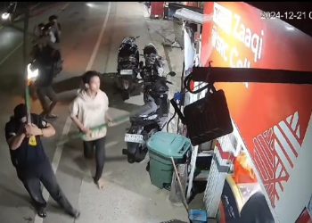 Berandalan Bermotor Bawa Sajam Berulah, Tiga Pemuda Dikejar Pakai Sajam Hingga Masuk Toko Kelontong