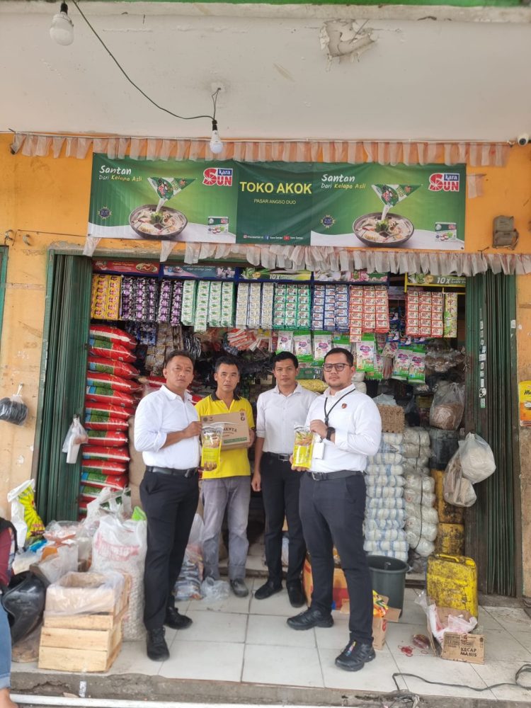 Tim Indagsi Ditreskrimsus Polda Jambi Cek Stok Dan Harga Minyak Goreng “Minyak Kita” Di Pasar Angso Duo