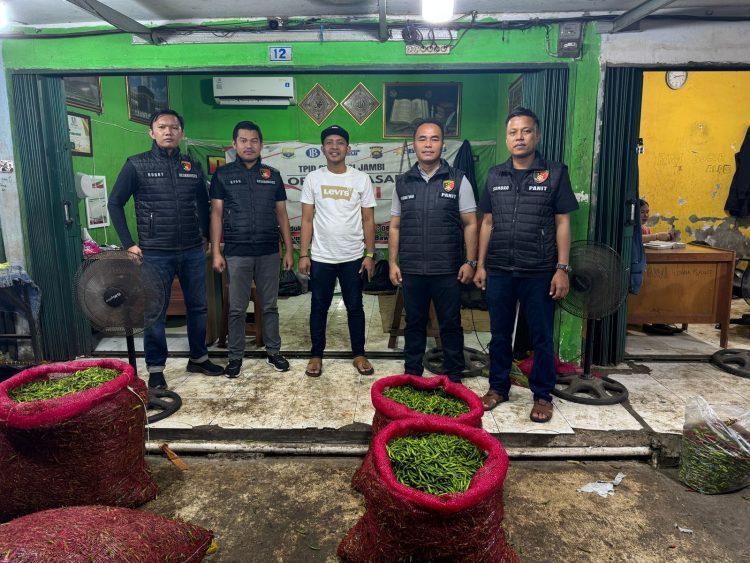 Pastikan Stok Cabe Tercukupi & Harga Stabil Di Bulan Ramadhan, Tim Indagsi Ditreskrimsus Polda Jambi Cek Di Pasar Angso Duo