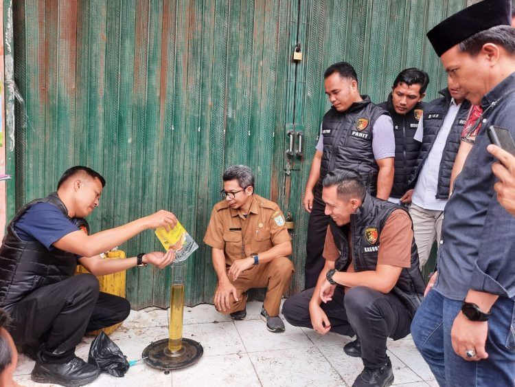 Sidak Pasar Angso Duo, Tim Satgas Pangan Polda Jambi Cek Takaran Minyak Kita