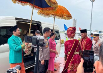 Tiba di Jambi, Irjen Pol Krisno H Siregar dan Istri Disambut Gubernur Dan Forkompinda Serta Tarian Penyambutan