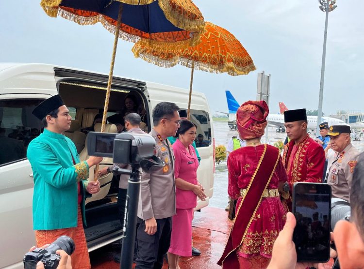Tiba di Jambi, Irjen Pol Krisno H Siregar dan Istri Disambut Gubernur Dan Forkompinda Serta Tarian Penyambutan