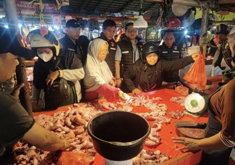 Pastikan Harga Stabil Dan Stok Daging Tercukupi Di Bulan Ramadhan, Tim Indagsi Polda Jambi Sidak Ke Pasar Angso Duo