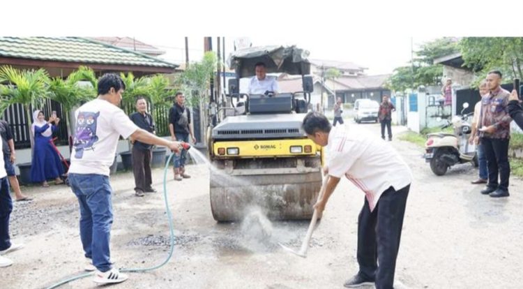 Ketua DPRD Kota Jambi Kemas Faried Alfarelly Turun Langsung Pantau Perbaikan Jalan