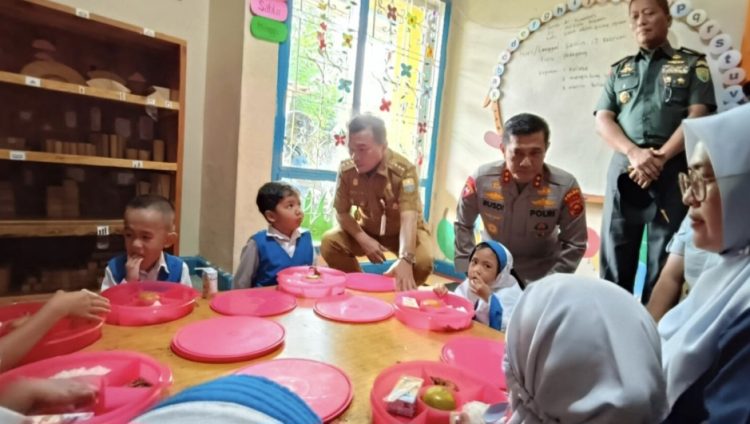 Al Haris Pantau Perdana Makan Bergizi Gratis : Secara Umum Hari Ini Cukup Baik