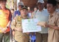 Al Haris Kunjungi Korban Kebakaran Sungai Itik Dan Berikan Bantuan
