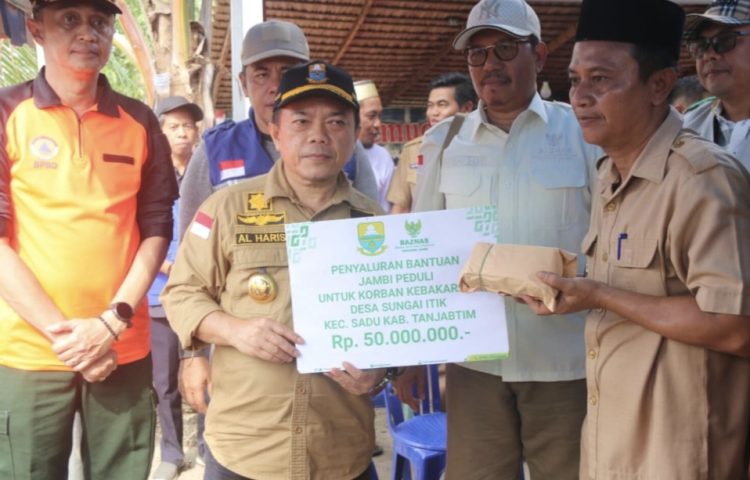 Al Haris Kunjungi Korban Kebakaran Sungai Itik Dan Berikan Bantuan