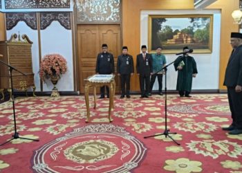 Gubernur Al Haris Lantik M Thohir dan Alfiansyah jadi Kepala Biro Organisasi dan Biro Perekonomian