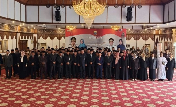 Gubernur Al Haris Lantik Puluhan Kepala SMA, SMK dan SLB