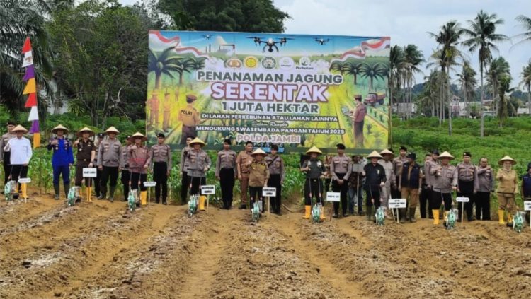 Gubernur Al Haris Bersama Kapolda Ikut Tanam Jagung Serentak 1 Juta Hektar