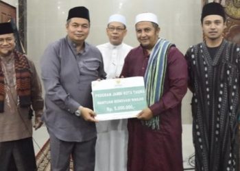 Dampingi Wali Kota Safari Ramadan, Ketua DPRD Kota Jambi Serahkan Bantuan Renovasi Masjid