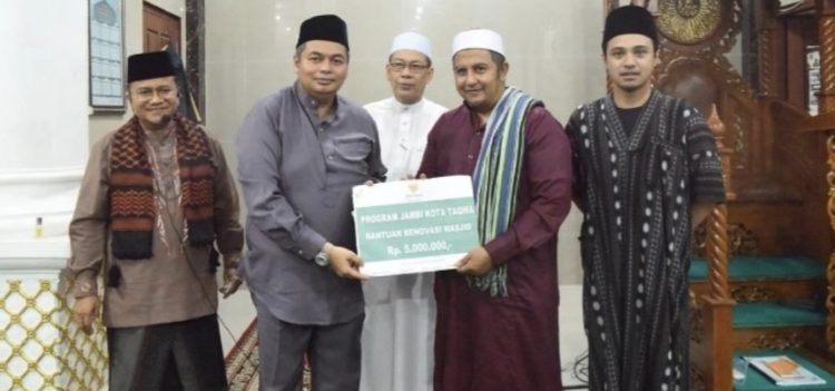 Dampingi Wali Kota Safari Ramadan, Ketua DPRD Kota Jambi Serahkan Bantuan Renovasi Masjid