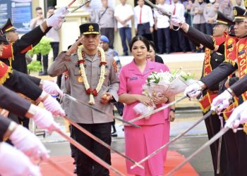 Irjen Pol Krisno H Siregar Tiba di Mapolda Jambi, Disambut Irjen Pol Rusdi Hartono serta Tradisi Pedang Pora