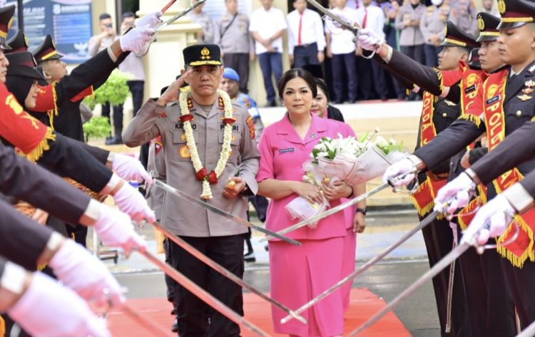 Irjen Pol Krisno H Siregar Tiba di Mapolda Jambi, Disambut Irjen Pol Rusdi Hartono serta Tradisi Pedang Pora