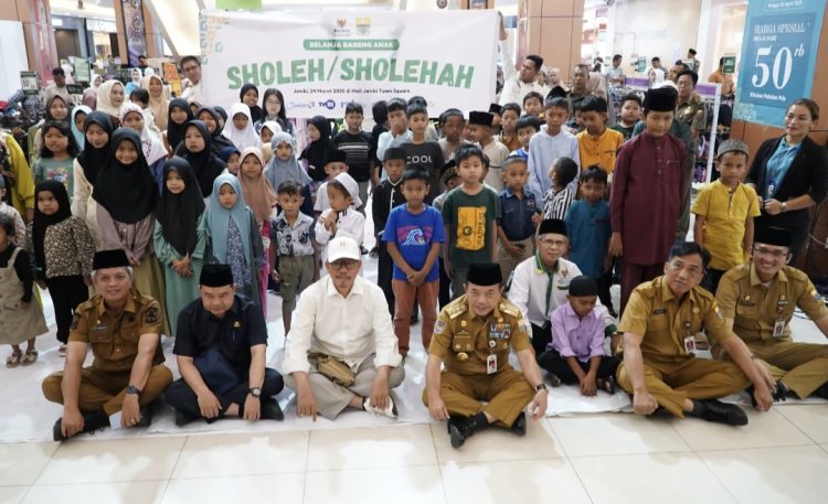 Gubernur Al Haris Dukung Program BAZNAS Belanja Baju Lebaran Bagi Anak Yatim Di Mall Jamtos