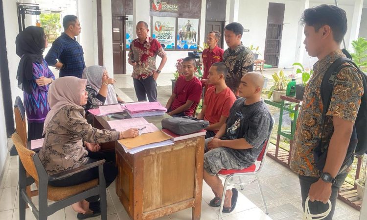Tiga Pelaku Penambangan Minyak Ilegal Dilimpahkan Ditreskrimsus Polda Jambi ke Kejaksaan Negeri Muara Bulian