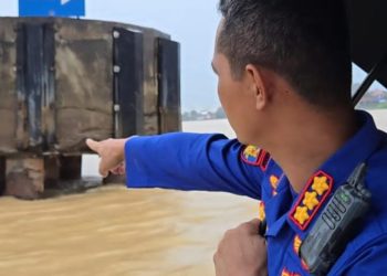 Tongkang Batu Bara Tabrak Tiang Jembatan Gentala Arasy, Dirpolairud : Anggota Gerak Cepat Kejar Kapal Tongkang Dan Jembatan Masih Aman Untuk Di Lewati