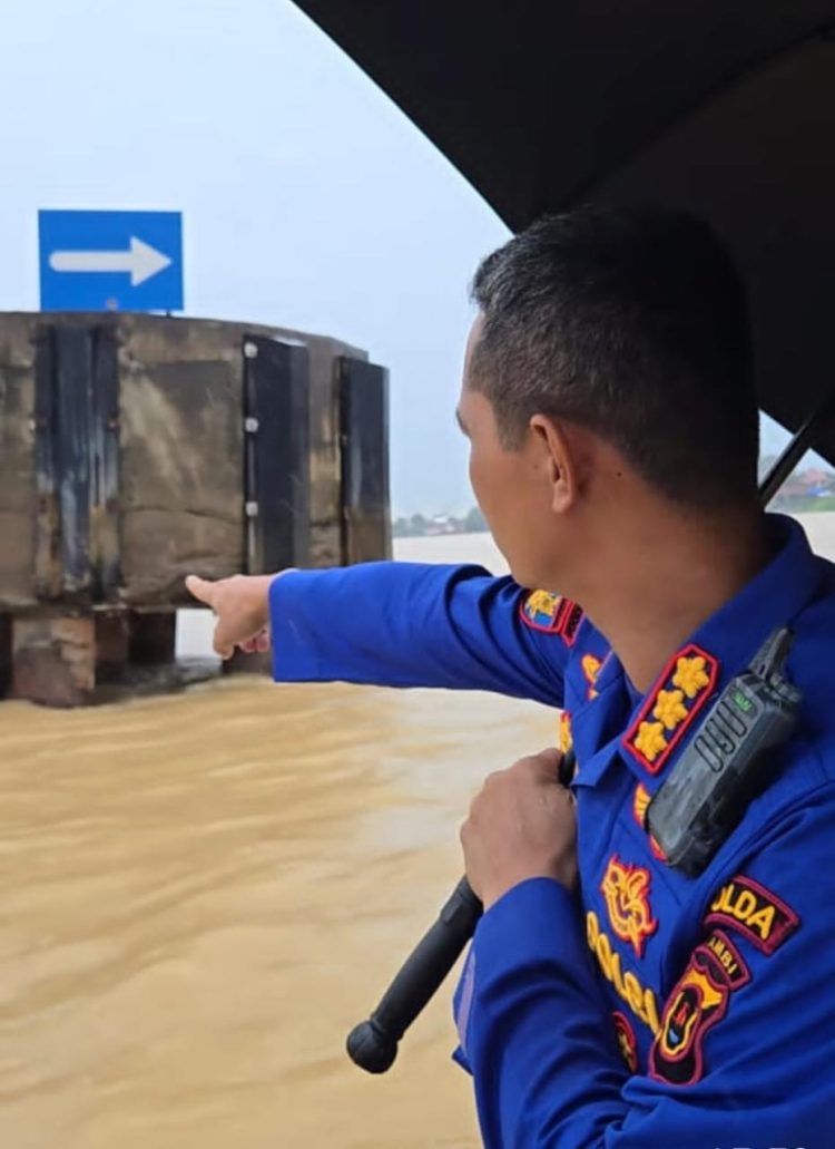 Tongkang Batu Bara Tabrak Tiang Jembatan Gentala Arasy, Dirpolairud : Anggota Gerak Cepat Kejar Kapal Tongkang Dan Jembatan Masih Aman Untuk Di Lewati