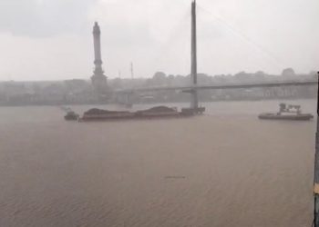 Viral Di Media Sosial, Tongkang Muatan Batu Bara Tabrak Tiang Jembatan Gentala Arasy