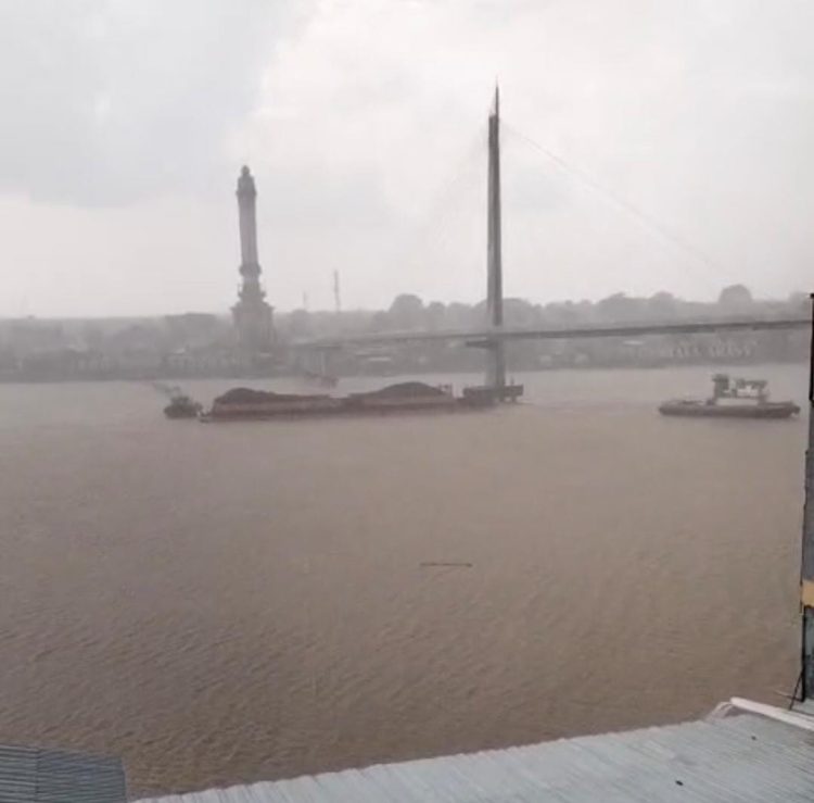 Viral Di Media Sosial, Tongkang Muatan Batu Bara Tabrak Tiang Jembatan Gentala Arasy