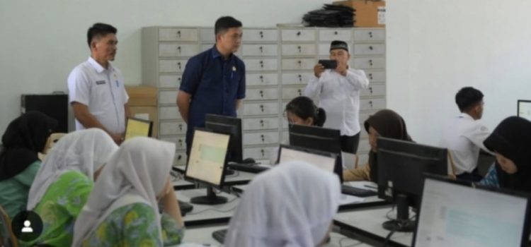 Pastikan Berjalan Transparan, Ketua DPRD Jambi Hafiz Pantau Langsung Tes CAT PPDB SMA Titian Teras