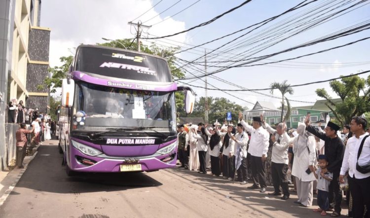 221 Jamaah Dari Kloter 13 Kota Jambi Dilepas, Sekda Ridwan Titip Doa dan Harapan