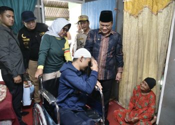 Hari Libur Tak Halangi Aksi, Wali Kota Maulana Turun Langsung Bantu Korban Kebakaran dan Disabilita