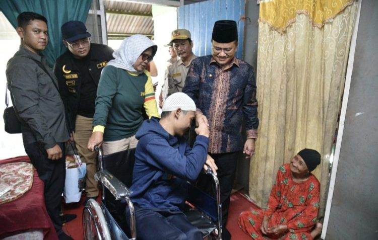 Hari Libur Tak Halangi Aksi, Wali Kota Maulana Turun Langsung Bantu Korban Kebakaran dan Disabilita