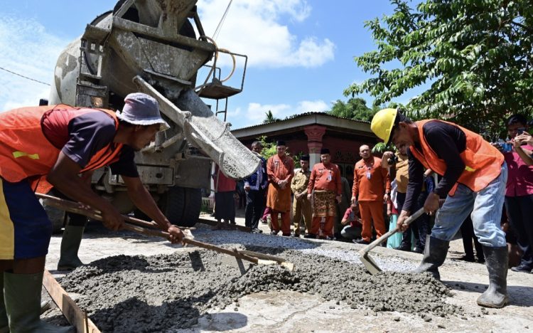 10 Tahun Jalan Rumah Warga Rusak, Walikota Jambi Maulana Tinjau Langsung Proses Perbaikan Jalan