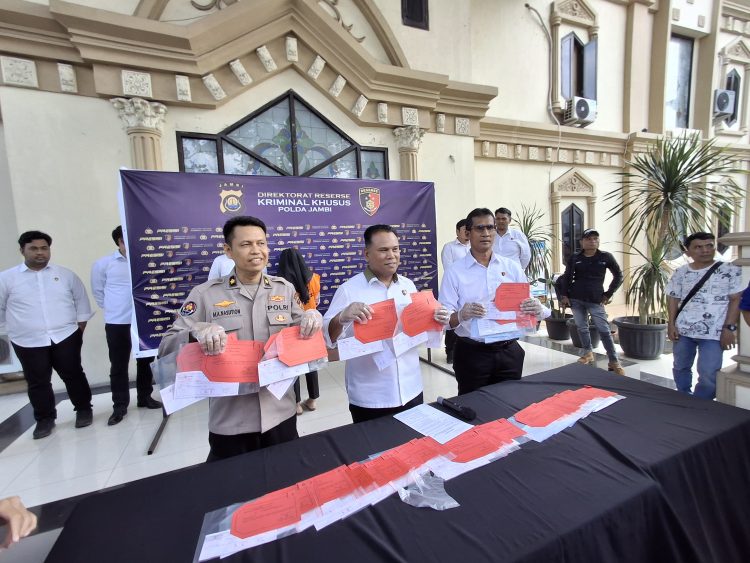 Nekat Bobol Rekening Nasabah Mencapai Rp 7,1 Miliar Untuk Main Judi Online, Karyawati Bank 9 Jambi Cabang Kerinci Amankan Ditreskrimsus Polda Jambi