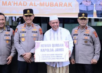 Kapolda Jambi Serahkan 1 Ekor Sapi Hewan Qurban Ke Pondok Pesantren Ma’had Al-Mubarak Al-Islami Litahfizil Qur’an Al-Karim