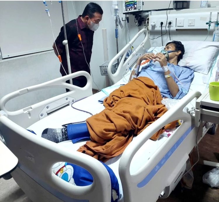 Gubernur Al Haris Besuk Oki Yusmika Atlet Taekwondo Penderita Kanker Tulang di RS Fatmawati Jakarta Selatan
