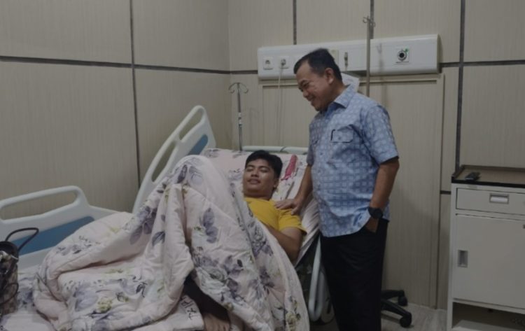 Gubernur Jambi Al Haris Besuk Mahasiswa UIN Di RS Bhayangkara Yang Terluka Saat Demo