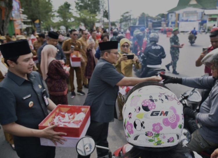 Wali Kota Jambi Ajak Warga Cintai Simbol Negara, Kibarkan Merah Putih