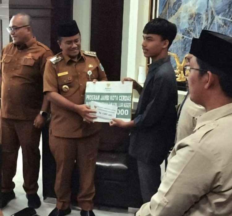 Maulana Salurkan Bantuan Operasional untuk 6 Masjid dan Beasiswa Bagi 3 Pelajar ke Universitas Al-Azhar