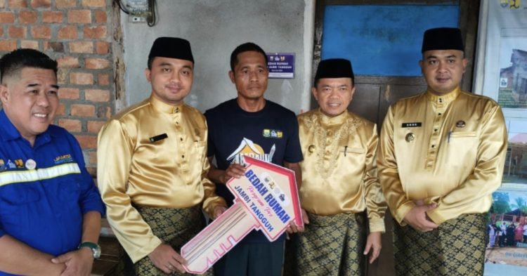 Gubernur Al Haris Serahkan Kunci dan Pasang Peneng Bedah Rumah Di Sarolangun