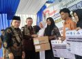 Gubernur Al Haris Didampingi Wabup dan Ketua DPRD Serahkan Dumisake Pendidikan di Tanjab Timur