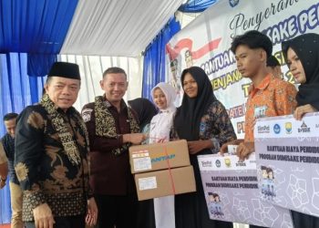 Gubernur Al Haris Didampingi Wabup dan Ketua DPRD Serahkan Dumisake Pendidikan di Tanjab Timur