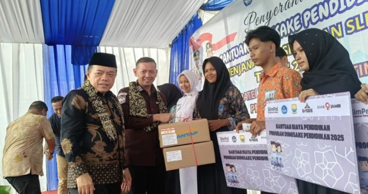 Gubernur Al Haris Didampingi Wabup dan Ketua DPRD Serahkan Dumisake Pendidikan di Tanjab Timur