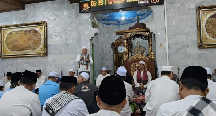 Safari Subuh di Masjid Baitul Muslim, Gubernur Al Haris Titip Generasi Muda dan Ingatkan Kesehatan Masyarakat
