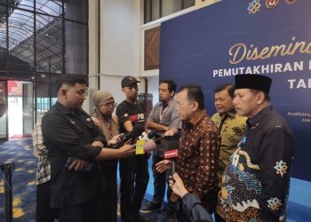 Gubernur Jambi Al Haris Terima Penghargaan dari BKKBN