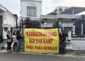 Puluhan Korban Dugaan Investasi Rokok Legal (Resmi) Datangi Rumah Terlapor, Kerugian Capai Miliaran Rupiah