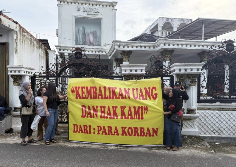 Puluhan Korban Dugaan Investasi Rokok Legal (Resmi) Datangi Rumah Terlapor, Kerugian Capai Miliaran Rupiah