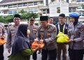 Polda Jambi Berbagi Berkah Ramadhan: Ratusan Paket Takjil Serta Sembako Diserahkan Ke Pengendara Dan Warga