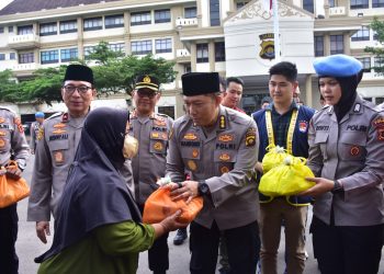Polda Jambi Berbagi Berkah Ramadhan: Ratusan Paket Takjil Serta Sembako Diserahkan Ke Pengendara Dan Warga