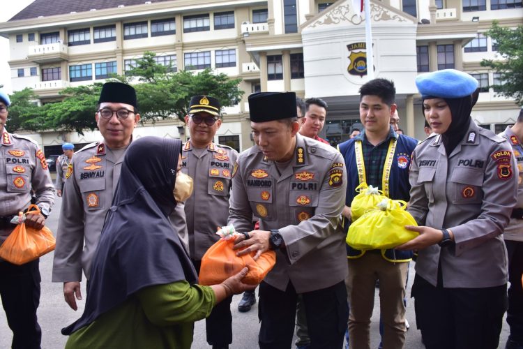 Polda Jambi Berbagi Berkah Ramadhan: Ratusan Paket Takjil Serta Sembako Diserahkan Ke Pengendara Dan Warga