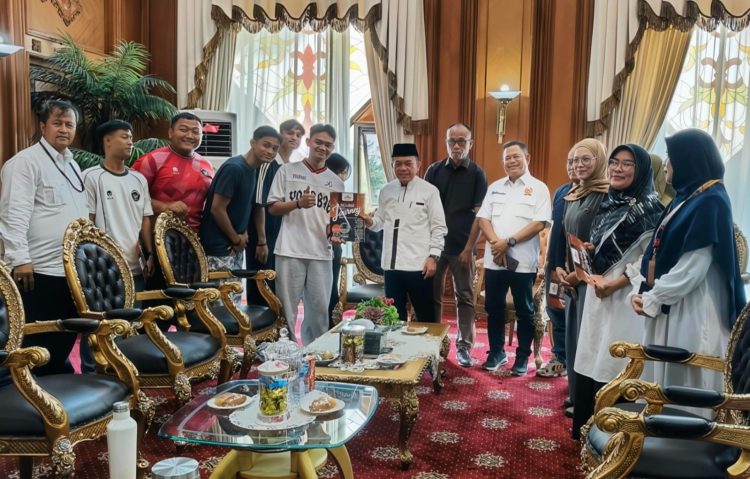 Tunaikan Janji, Gubernur Al Haris Umrohkan Orang Tua Peraih Emas PON Aceh–Sumut
