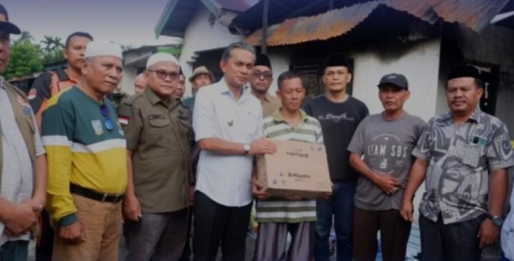 Wabup Muaro Jambi Junaidi H Mahir Tinjau Lokasi Kebakaran di Jaluko, Salurkan Bantuan Darurat untuk Korban